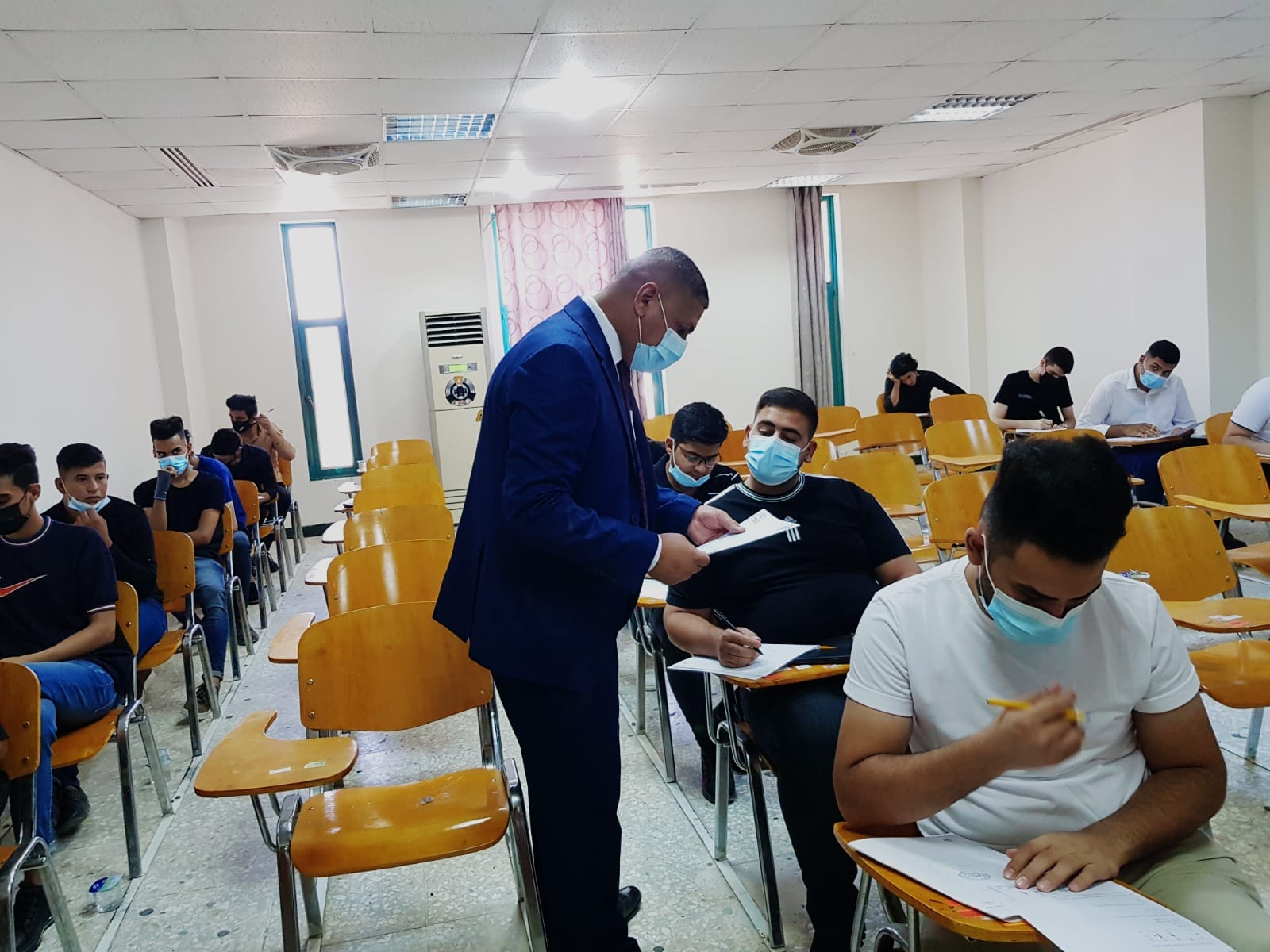 عميد كلية الهندسة يتابع الامتحانات النهائية للدراسات الاولية