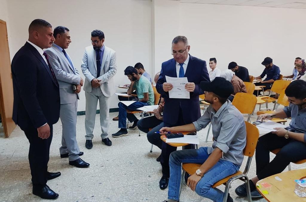 السيد رئيس الجامعة ومساعده العلمي يتفقدان سير امتحانات الدور الثاني لطلبة الدراسة الاولية والدراسات العليا
