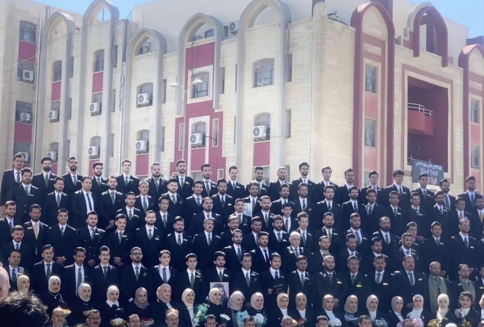 جانب من التقاط صور التخرج الرسمية لطلبة قسم الهندسة الكهربائية