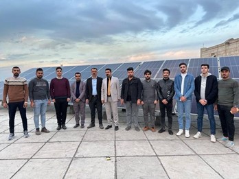 انجزت كلية الهندسة منظومة خلايا الطاقة الشمسية من اجل توفير الطاقة الكهربائية في الكلية اثناء انقطاع التيار الكهربائي