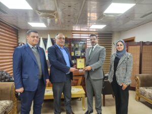 السيد عميد كلية الهندسة يكرم مدير شعبة الموارد البشرية لاحالتة الى التقاعد